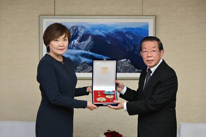 駐日代表謝長廷（右）26日在代表處代表政府，追贈已故前日本首相安倍晉三「特種大綬卿雲勳章」，安倍的遺孀安倍昭惠女士（左）親自到代表處代為接受。（圖：駐日代表處官網）