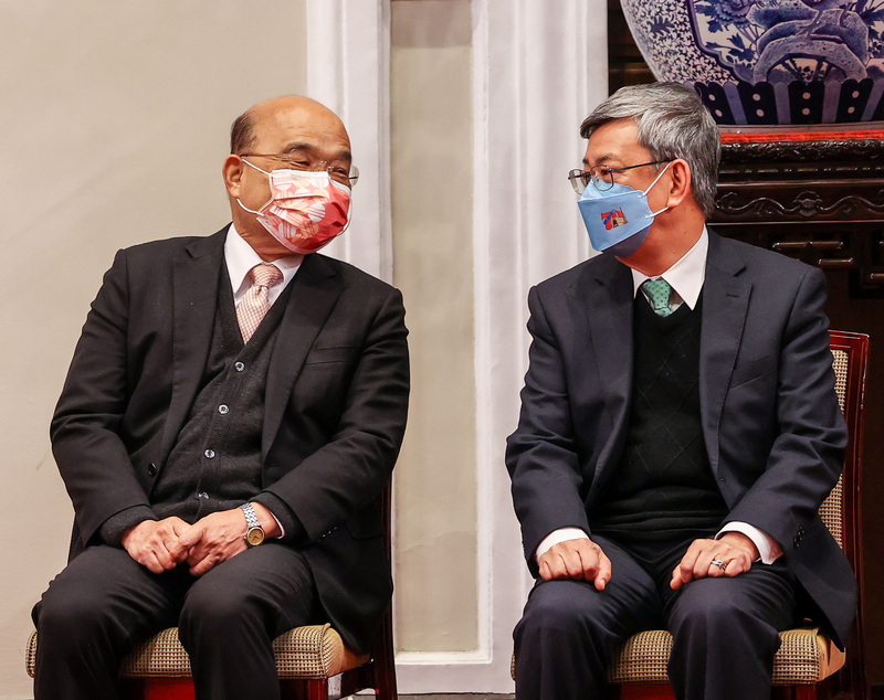 總統蔡英文27日上午在總統府召開記者會，宣布前副總統陳建仁（右）為新任行政院長，現任行政院長蘇貞昌（左）30日將率內閣總辭，31日新舊內閣交接。圖為陳建仁與蘇貞昌會中交談。(圖：中央社)