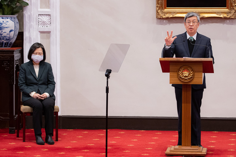 總統蔡英文（左）27日在總統府召開記者會，宣布新任行政院長由前副總統陳建仁（右）接任，陳建仁致詞表示，他會積極照顧人民生活，讓台灣繼續成為2300萬人幸福生活、團結共好的國家，這也是內閣最重要的使命。 (圖：中央社)