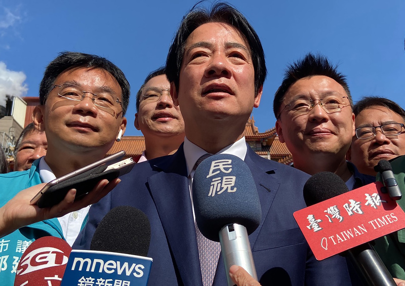 副總統賴清德（前中）27日受訪時，就前副總統陳建仁出任閣揆表示，希望陳建仁展現宗教家慈悲精神，帶給社會溫暖和關懷，也發揮科學家務實理性精神，逐項解決國內外問題。 (圖：中央社)
