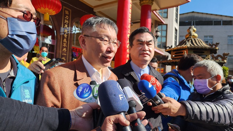 台灣民眾黨主席柯文哲27日南下高雄發放發財金，對於新內閣人事，柯文哲受訪重申，還是要等上任後先做一段時間才能評估。(圖：中央社)