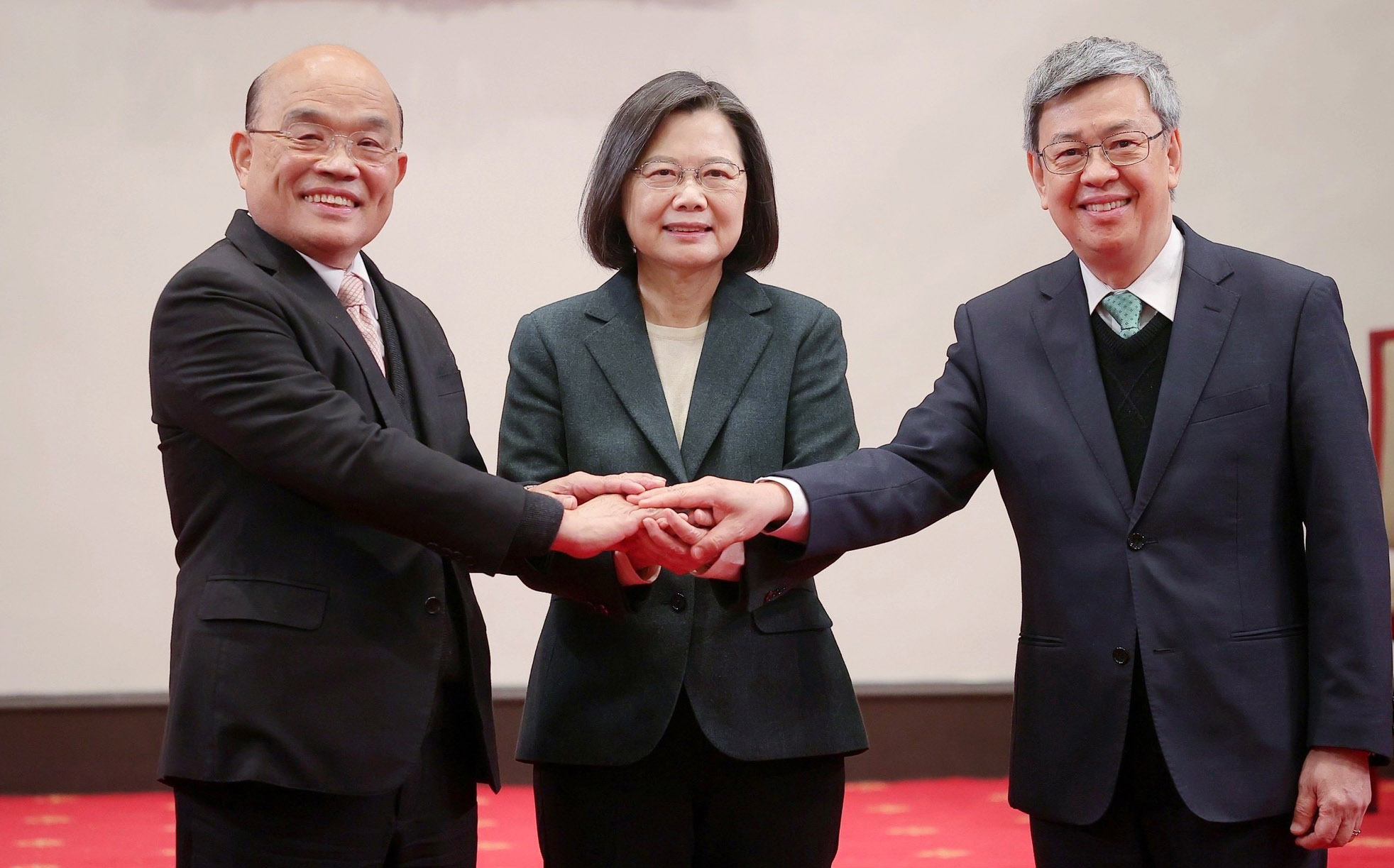 蔡英文總統(中)27日在總統府正式宣布由陳建仁(右)接任閣揆，並感謝蘇貞昌(左)過去4年的努力。(翻攝自陳建仁臉書)