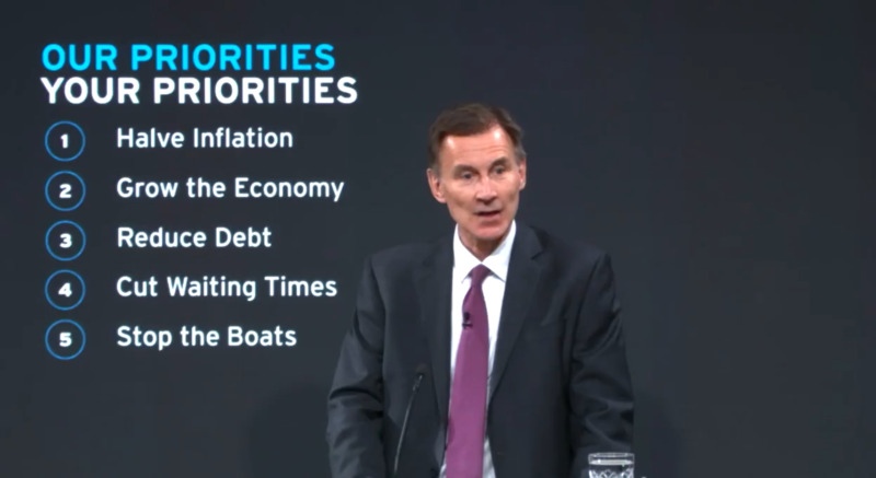 英國財政大臣韓特倫敦時間27日指出，近來常可見諸如「英國搖搖欲墜」等「唱衰」英國的言論，但英國衰落論往往奠基於以偏概全的數據，他呼籲各界著眼英國的長期發展與潛力。圖為韓特演說網路直播截圖。 (圖：中央社)