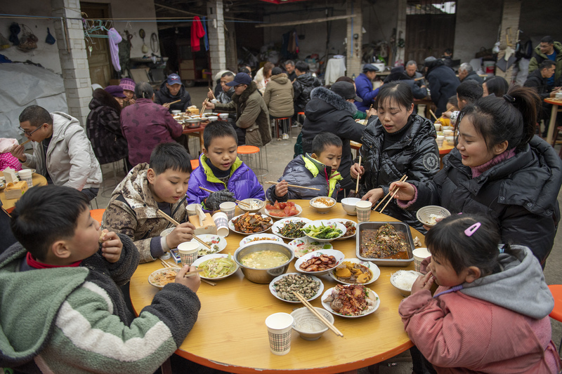 圖為農曆春節中國四川眉山東坡區一農家舉辦熱鬧的「拜年會」。（中新社提供／中央社)