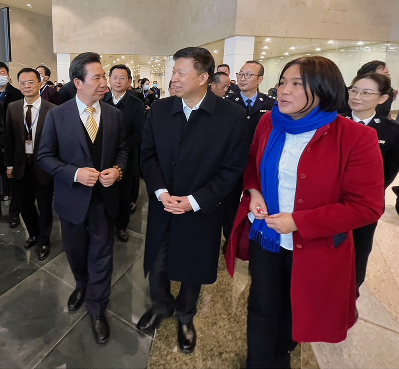 金門縣長陳福海（前右3）與國民黨立委陳玉珍（前右）29日結束24小時廈門訪問行程，中國國台辦主任宋濤（前右2）等人赴五通碼頭送行。（金門縣政府提供）