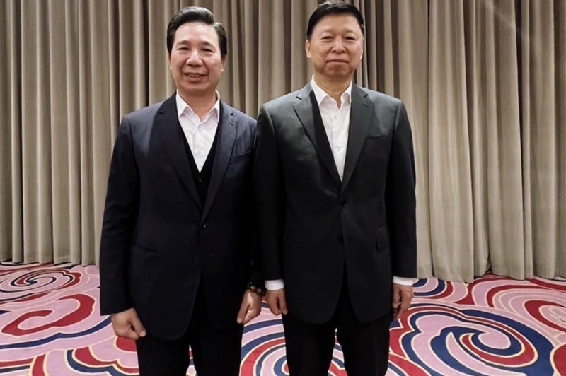 金門縣長陳福海（左）29日在廈門與中國國務院台灣事務辦公室主任宋濤(右)見面後，隨即就宣布中國海關總署核准金酒公司在華註冊編碼。(金門縣政府提供)(圖：中央社)