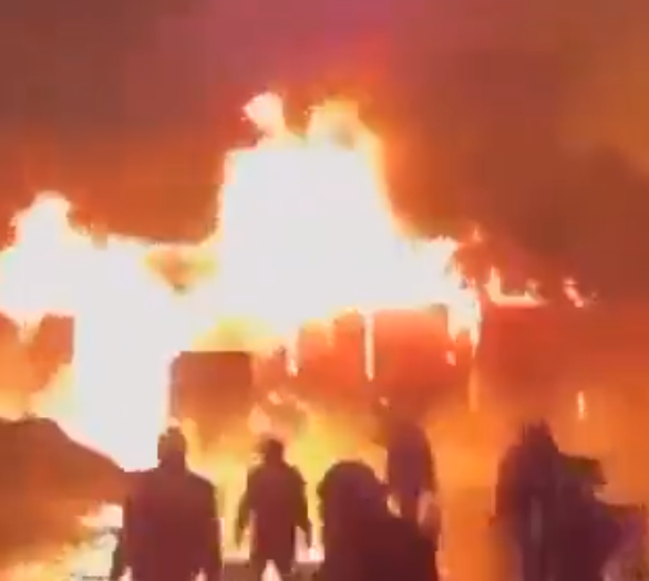 伊朗中部城市伊斯法罕(Isfahan)一間軍工廠遭無人機攻擊未果，期間發生巨大爆炸聲響，許多人忙著撲滅火勢。(Twitter)。