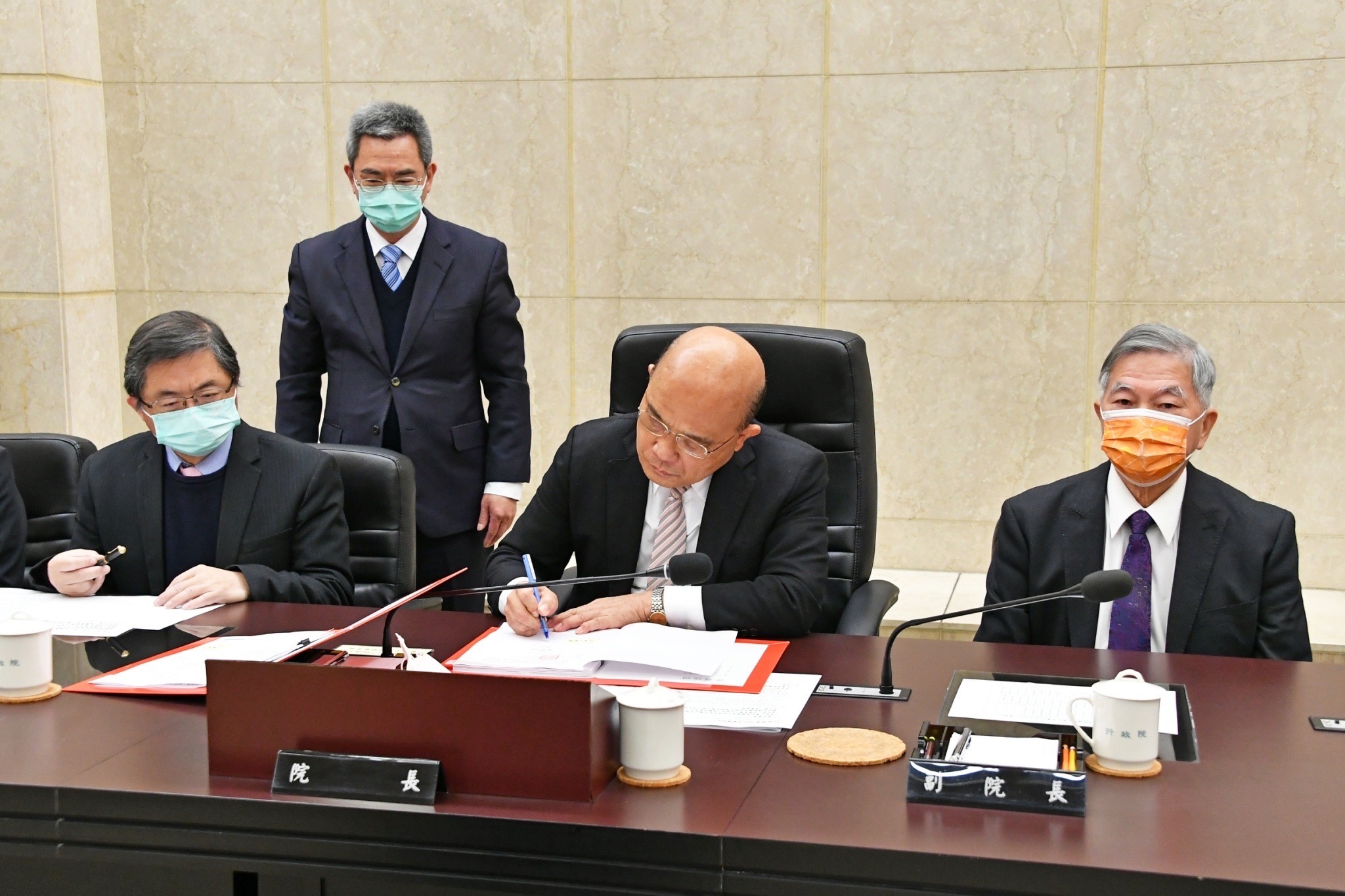 行政院長蘇貞昌30日在臨時院會簽署內閣總辭案。 (圖:行政院提供)