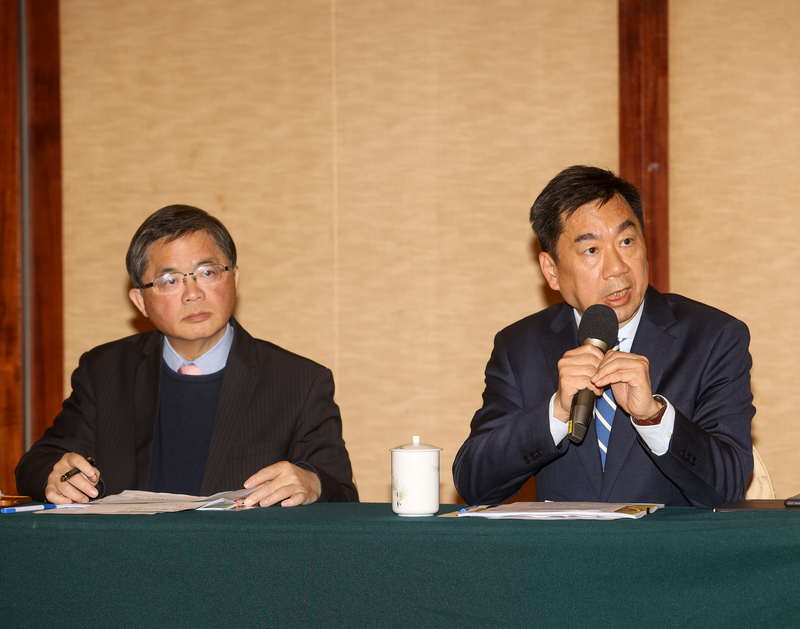 行政院準發言人陳宗彥（右）與行政院秘書長李孟諺（左）30日下午一同主持記者會，公布最新一波主要政務次長級人事，並回應媒體提問。 (圖：中央社)