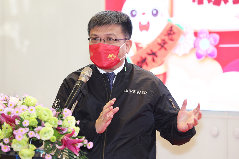 台灣電力公司30日在台電大樓舉行新春團拜，經濟部次長、台電代理董事長曾文生出席致詞。(圖:中央社)
