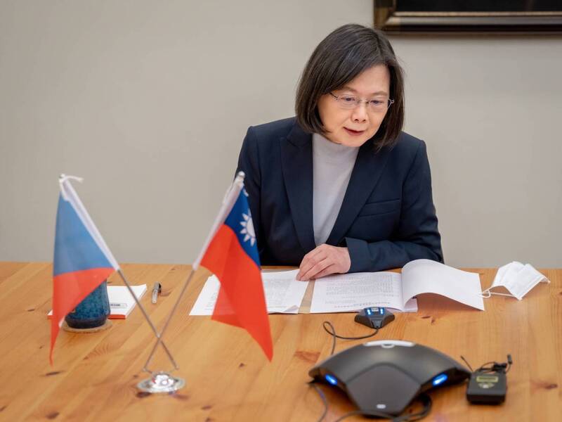 總統蔡英文30日與捷克總統當選人帕維爾（PetrPavel）舉行電話會議。（總統府提供） (圖：中央社)