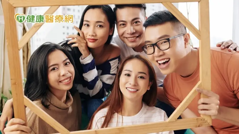 臨床心理學家米莉婭柯麥爾（Miriam Kirmayer）表示，友誼等人際關係能夠促進心理的整體幸福感，並有助於健康與壽命。