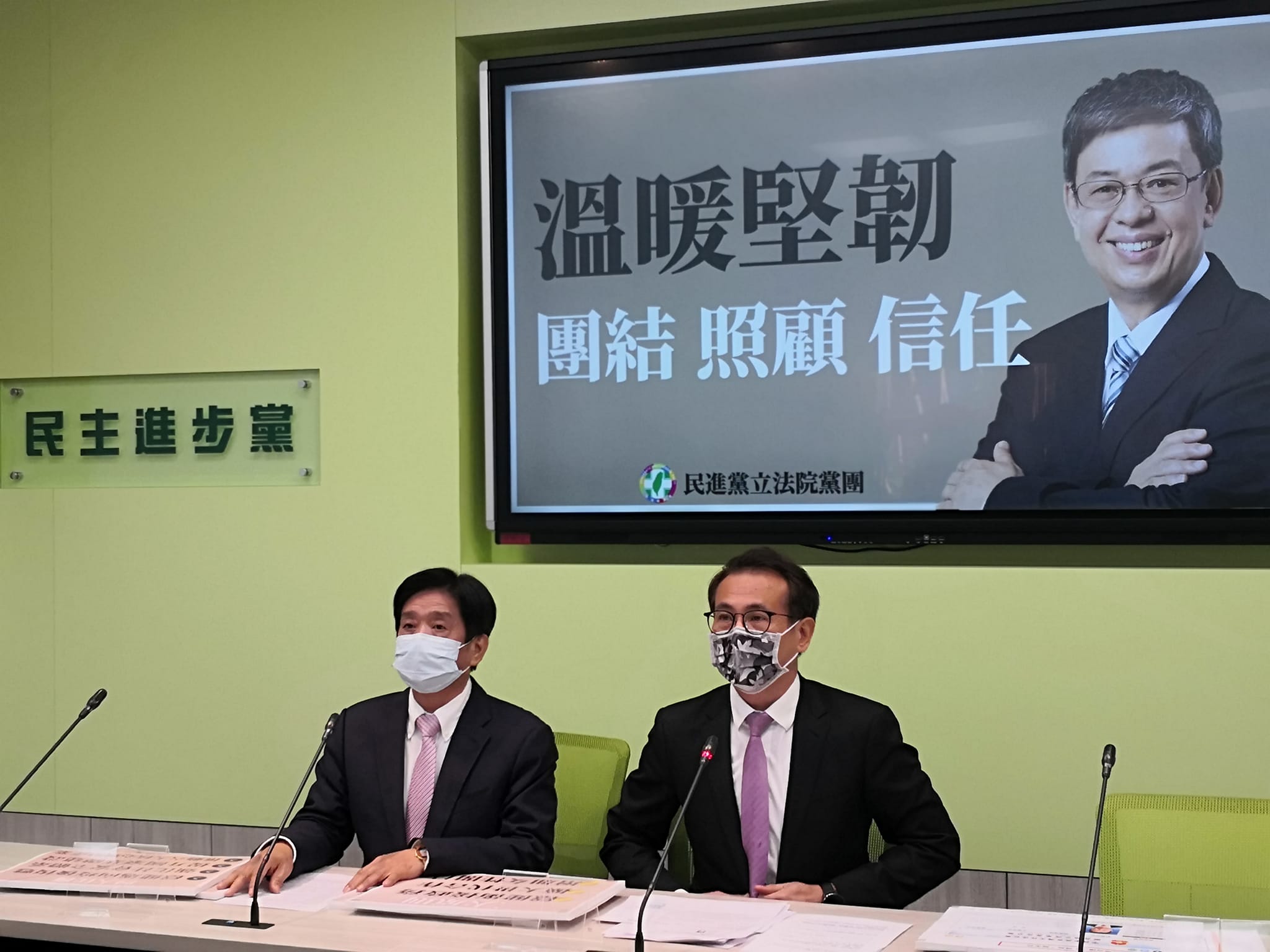 民進黨團幹事長鄭運鵬(右)30日舉行黨團輿情回應記者會表示，台灣63家食品企業去年莫名其妙被禁止，現在又莫名其妙被開放，顯示都是中國單方面的政治動作。(劉玉秋攝)