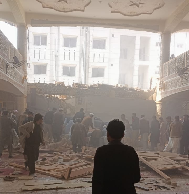 巴基斯坦西北部大城白夏瓦(Peshawar)的一座清真寺30日遭到一起自殺炸彈攻擊，事件造成至少28人死亡，以及超過150人受傷。(推特@AnasMallick)