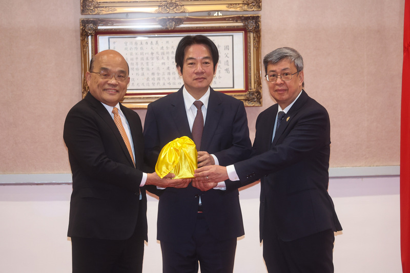 閣揆交接，行政院31日上午在大禮堂舉行聯合交接典禮，由副總統賴清德（中）擔任監交人，卸任行政院長蘇貞昌（左）將印信交接給新任行政院長陳建仁（右）。 (圖：中央社)