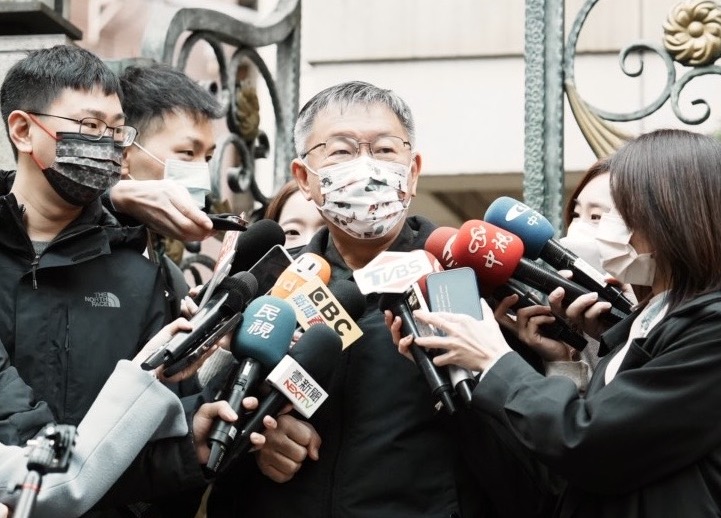 民眾黨主席柯文哲31日在台大醫院最後一天上班，接受媒體訪問。(民眾黨提供)