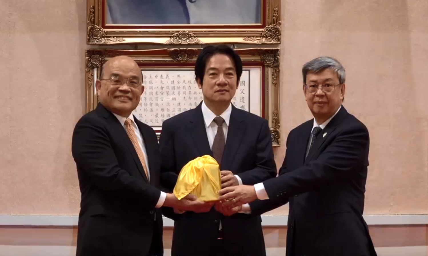 陳建仁上午在副總統賴清德的監交下，從行政院前院長蘇貞昌手中接下印信，正式成為行政院長。(擷取自陳建仁臉書)