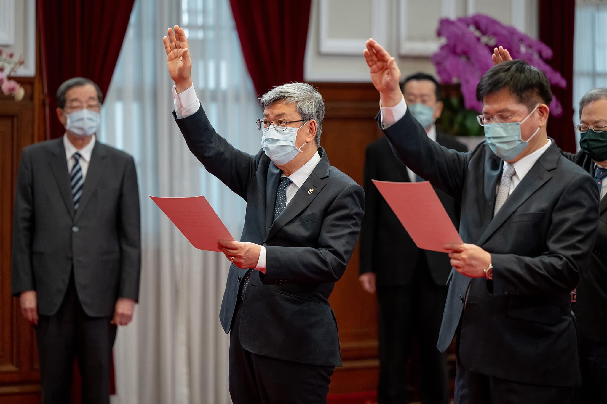 蔡英文總統指出，感謝陳建仁(中)在此時此刻承擔重責大任，而新任總統府祕書長林佳龍(右)在中央、地方都有完整歷練，有他協助推動各項國政工作，台灣一定會加速前進。(圖:蔡英文 臉書)
