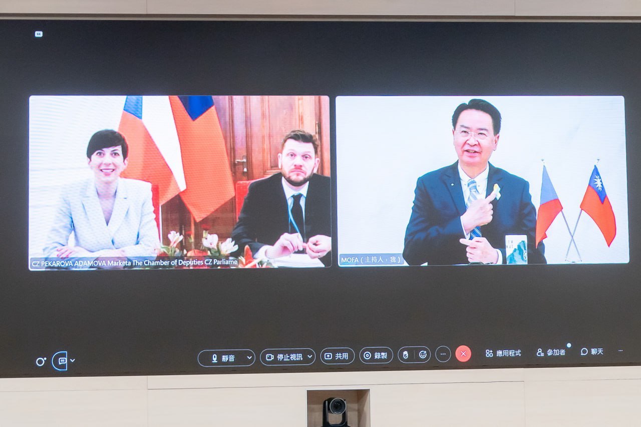 外交部長吳釗燮1日與捷克眾議院議長艾達莫娃(Markéta Pekarová Adamová)視訊通話。(圖:外交部)