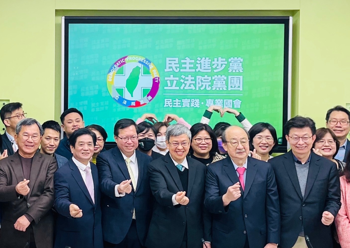 行政院長陳建仁與副院長鄭文燦帶領團隊同仁一同前往立法院，拜會民主進步黨立法院黨團與在野各黨團。民進黨黨團總召柯建銘與黨團幹部、立委們親自迎接。(FB@民進黨立法院黨團)