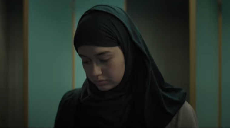 奧斯卡提名短片「紅色行李箱」(The Red Suitcase, 暫譯)片段。(翻攝YT預告片片段)