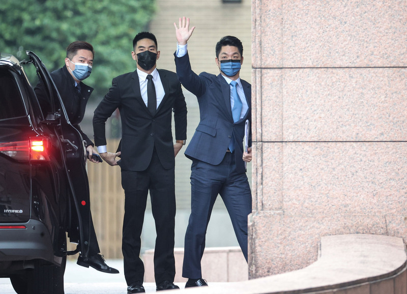 新內閣第一次院會2日上午舉行，並邀請六都首長列席。圖為台北市長蔣萬安（右）抵達行政院，向現場媒體揮手致意。 (圖：中央社)