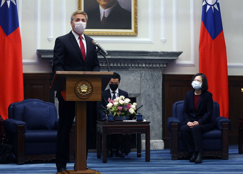 前美國印太司令部司令戴維森（左）2日晉見總統蔡英文（右）時致詞表示，過去幾天以來，看到台灣蓬勃發展的民主與公民社會，也見識到中共政權如何對台灣進行許多壓迫的行徑，知道台美之間有許多可以持續加深與加強關係的地方。中央社記者郭日曉攝  112年2月2日 (圖：中央社)