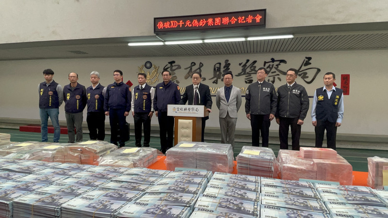 千元偽鈔「HR484268XD」市面流竄，雲林地檢署主任檢察官吳文城（右5）2日說明，檢警調瓦解以廖姓男子為首偽鈔集團，查扣面額逾1億元的偽鈔，檢方以廖男等6人有反覆實施之虞向法院聲請羈押獲准。 (圖：中央社)