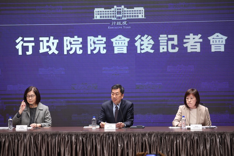 行政院院會後記者會2日在新聞中心舉行，由發言人陳宗彥（中）主持，海委會主委管碧玲（左）、國發會副主委高仙桂（右）等出席。 (圖：中央社)