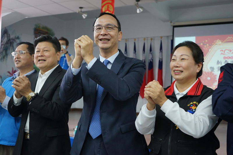 國民黨主席朱立倫（右2）2日上午出席花蓮縣黨部的新春團拜聯誼活動，立委傅崐萁（左2）、鄭天財Sra Kacaw（左）、花蓮縣長徐榛蔚（右）等人出席。(圖：中央社)
