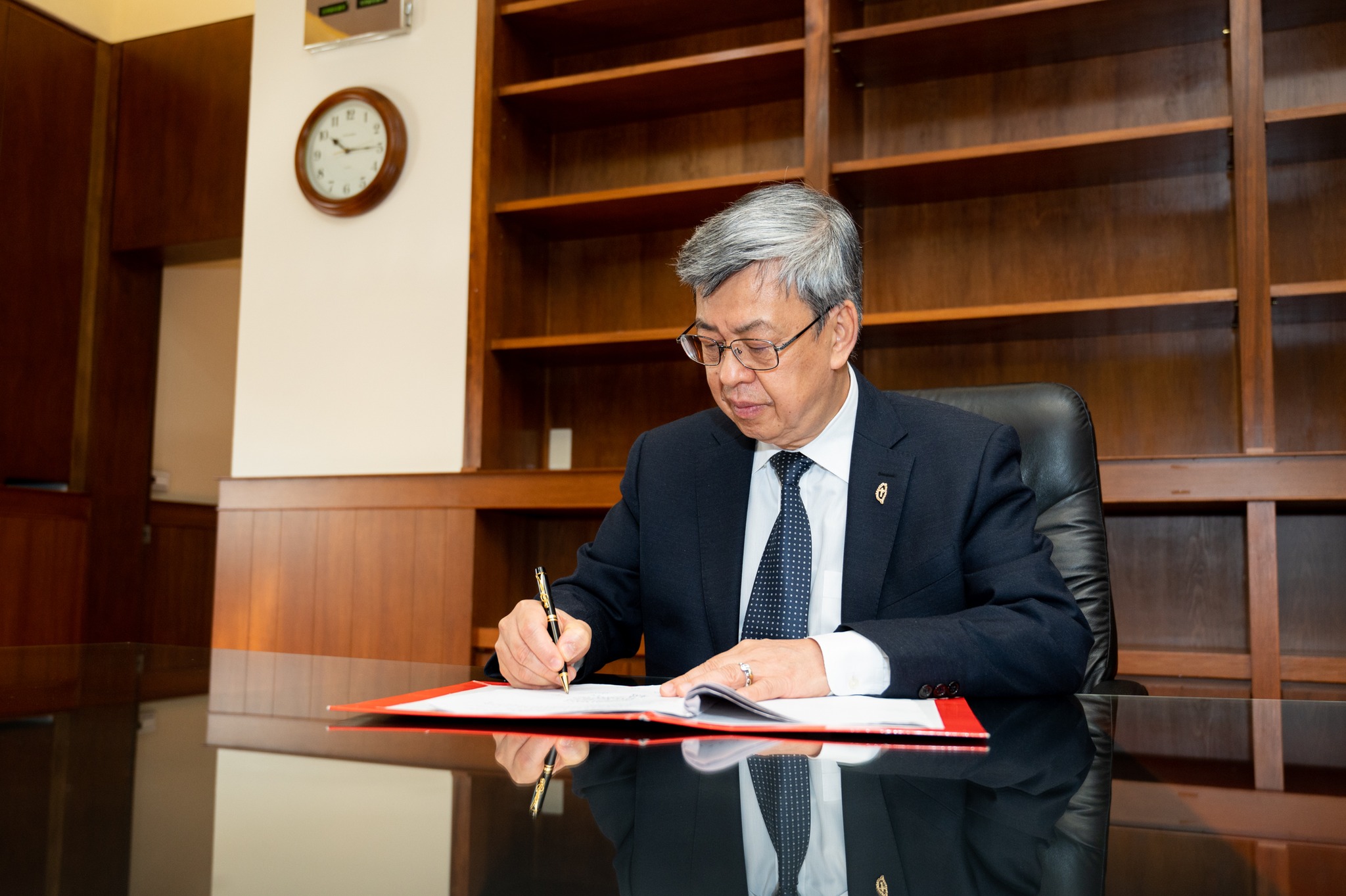 行政院院長陳建仁才剛上任便遭到在野黨人格毀滅式攻擊，使得學界、醫界紛紛跳出來為他抱不平。(圖:陳建仁臉書)