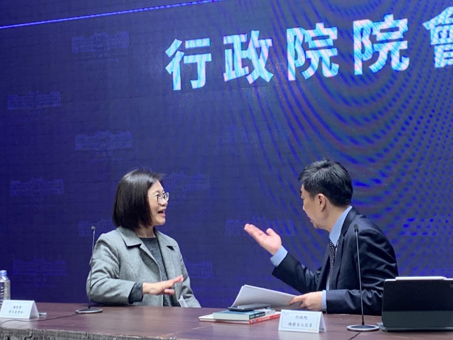 海委會主委管碧玲(左)表示，「海洋產業發展條例」草案目的在統合各部會推動海洋產業的力量，明確海洋產業類別與機關權責。(圖:管碧玲臉書)