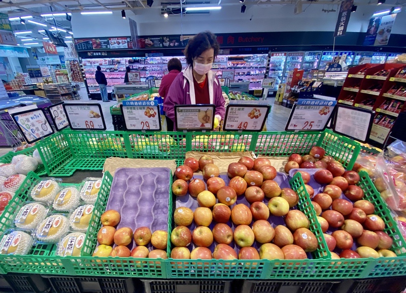 台經院3日公布1月製造業景氣燈號出現連續第3個代表「衰退」的藍燈，分數創2020年2月以來新低。圖為民眾在賣場選購水果。(圖：中央社)