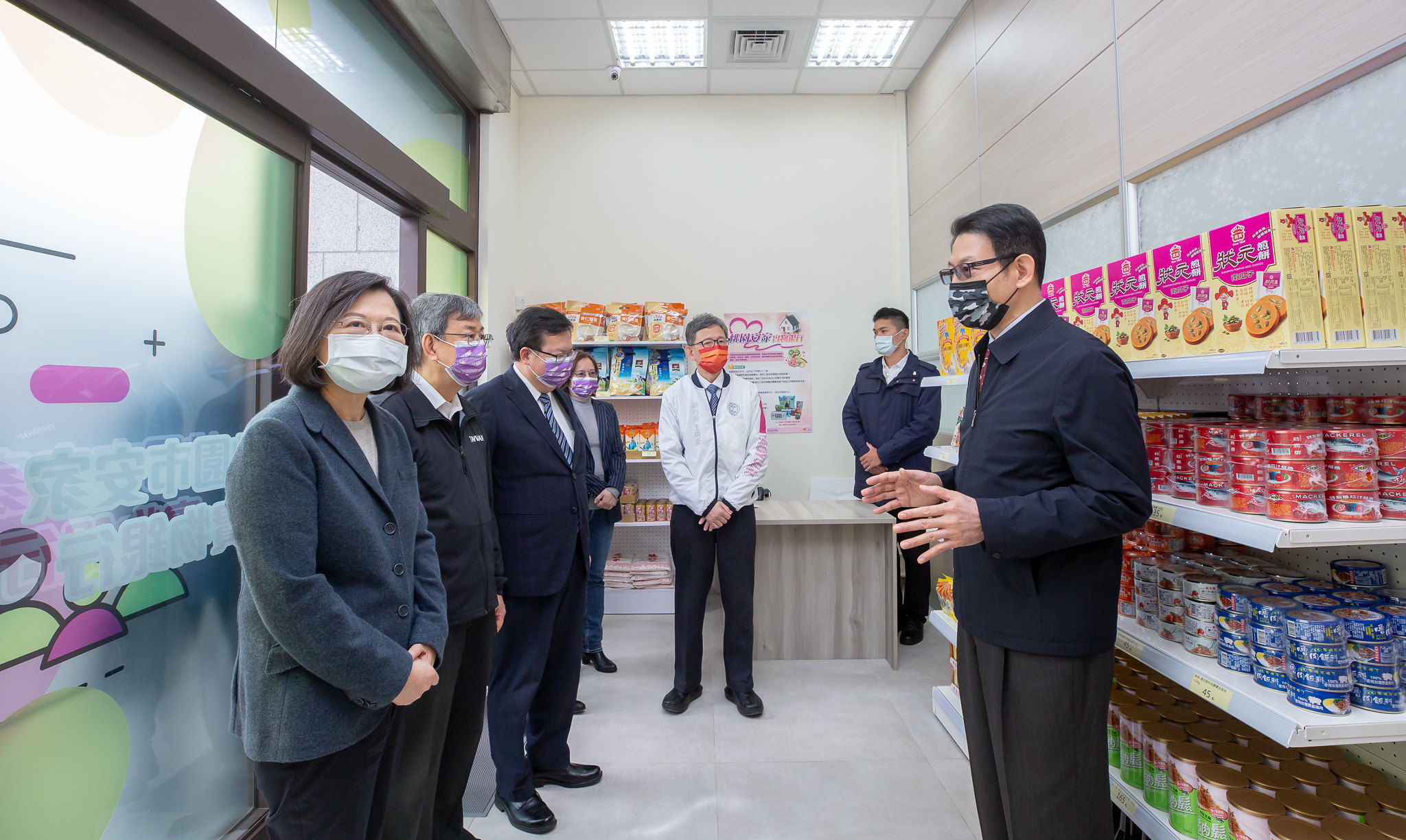 蔡英文總統及行政院長陳建仁4日上午到桃園市視察安家實物銀行。 (圖:總統府)