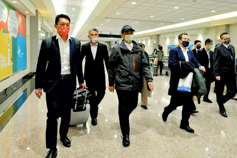 立法院長游錫堃（前排左2）結束訪美行程，4日清晨搭機返台。他表示，此行一切順利，這次國會外交相當成功。 (圖：中央社)