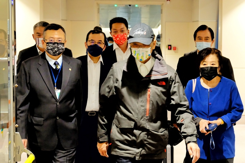 立法院長游錫堃（前中）結束訪美行程返台。(圖／中央社)