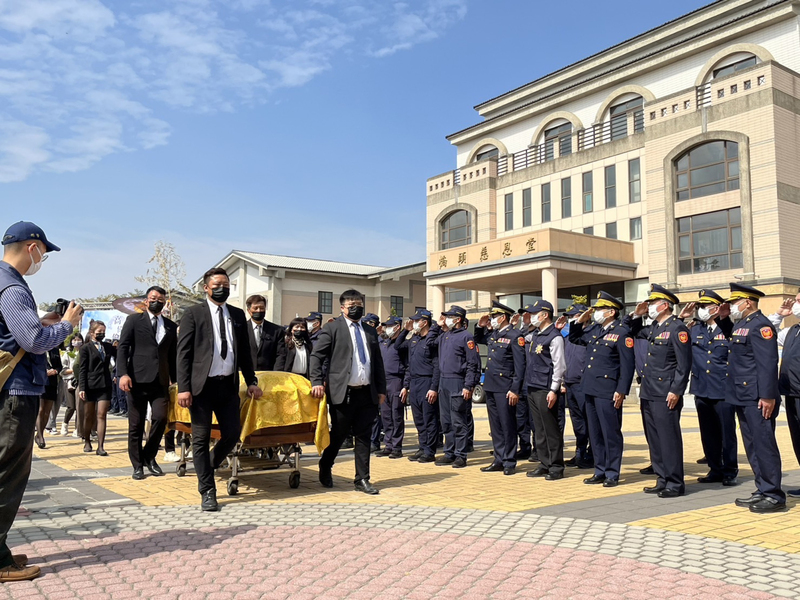 彰化員警高偉倫日前騎車下班時遭有毒品、酒駕前科的吳姓男子追撞致死，家屬4日在高雄市第二殯儀館橋頭分館舉行公祭，棺木被送上靈車時，到場送別的300多名官警列隊行禮。（警方提供） (圖：中央社)