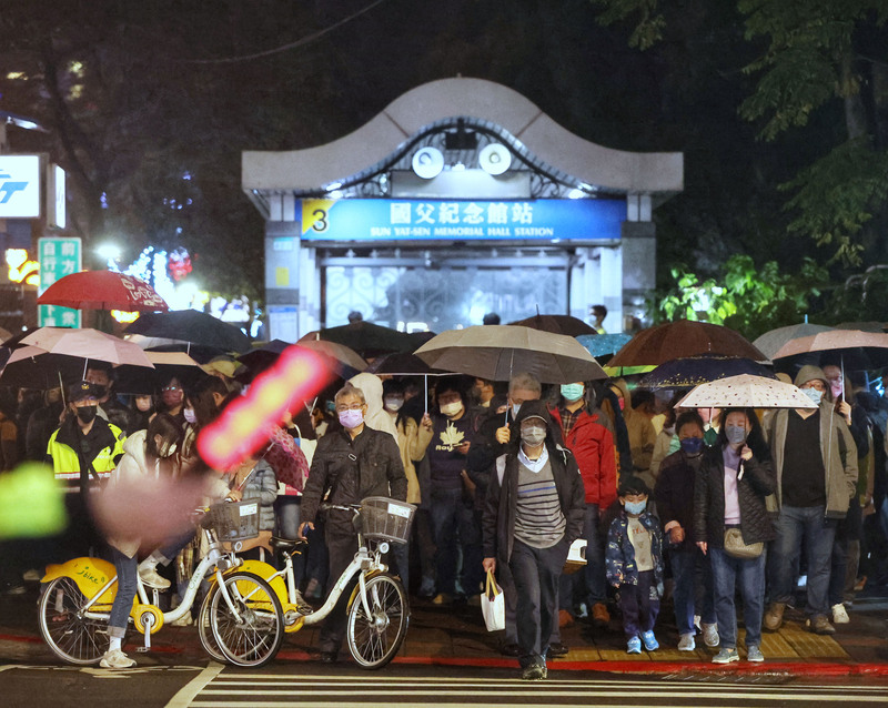 2023台灣燈會在台北，5日元宵節將正式開幕，4日晚間國父紀念館周邊隨處可見大量人潮。(圖：中央社)