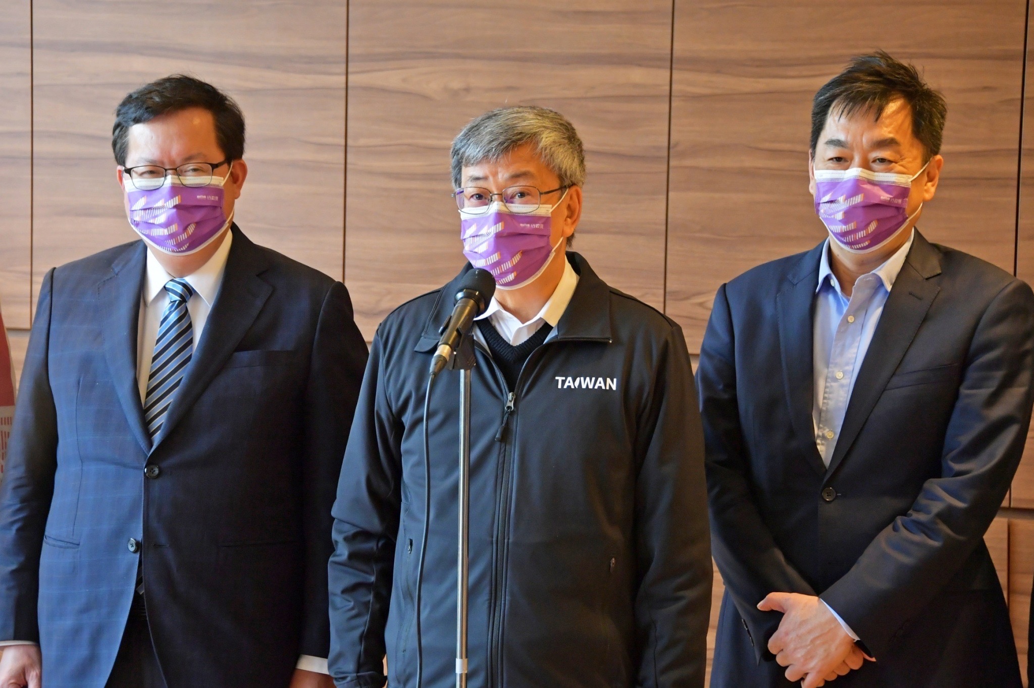 美中關係因間諜氣球事件再掀波瀾，行政院長陳建仁(中)表示，應該尊重他國領空權。(行政院提供)