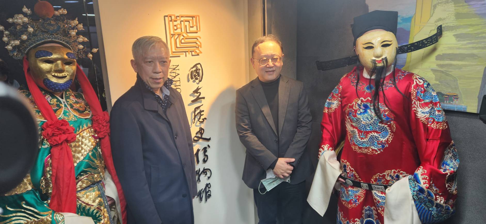 國立歷史博物館年底將迎來重新開館，4日舉行南海辦公室熱鬧揭牌儀式，文化部長史哲長(右二)到場見證，並期勉史博館未來「把路走寬」。左二為史博館館長梁永斐。(江昭倫攝)