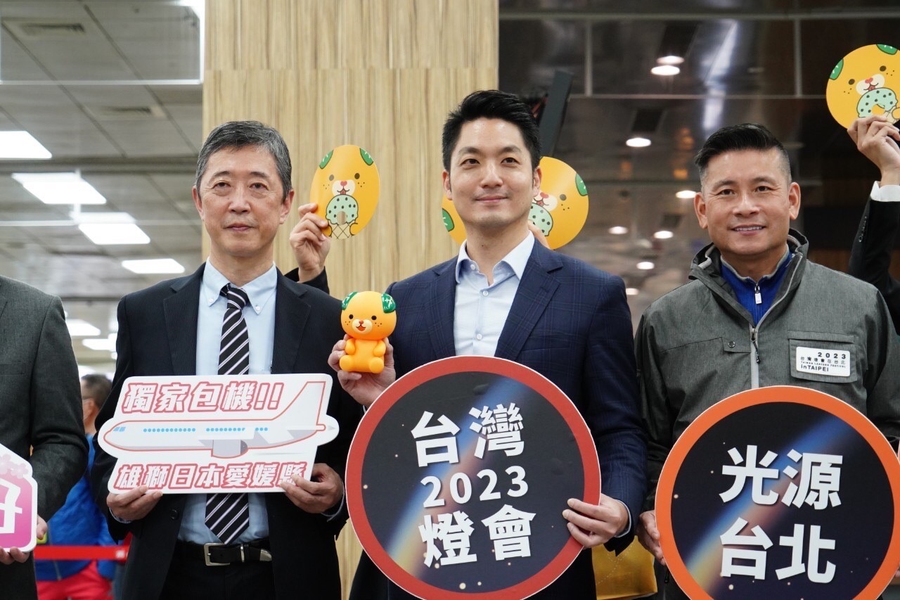 日本愛媛松山機場與台北松山機場包機4日復航，台北市長蔣萬安(中)及台北市議會議長戴錫欽(右)到機場歡迎愛媛縣觀光國際課課長河上芳一(左)及包機旅客。(北市府提供)
