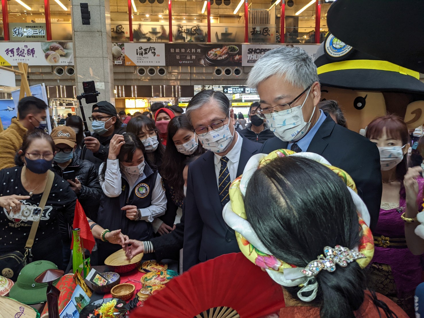 移民署今天(5日)在台北車站大廳舉辦「回家路上，移定有我」記者會，說明「擴大逾期停（居）留外來人口自行到案專案」重點，內政部次長吳堂安、移民署署長鐘景琨親自到場宣傳政策，並進行美食攤位巡禮。(圖:陳念宜 攝)