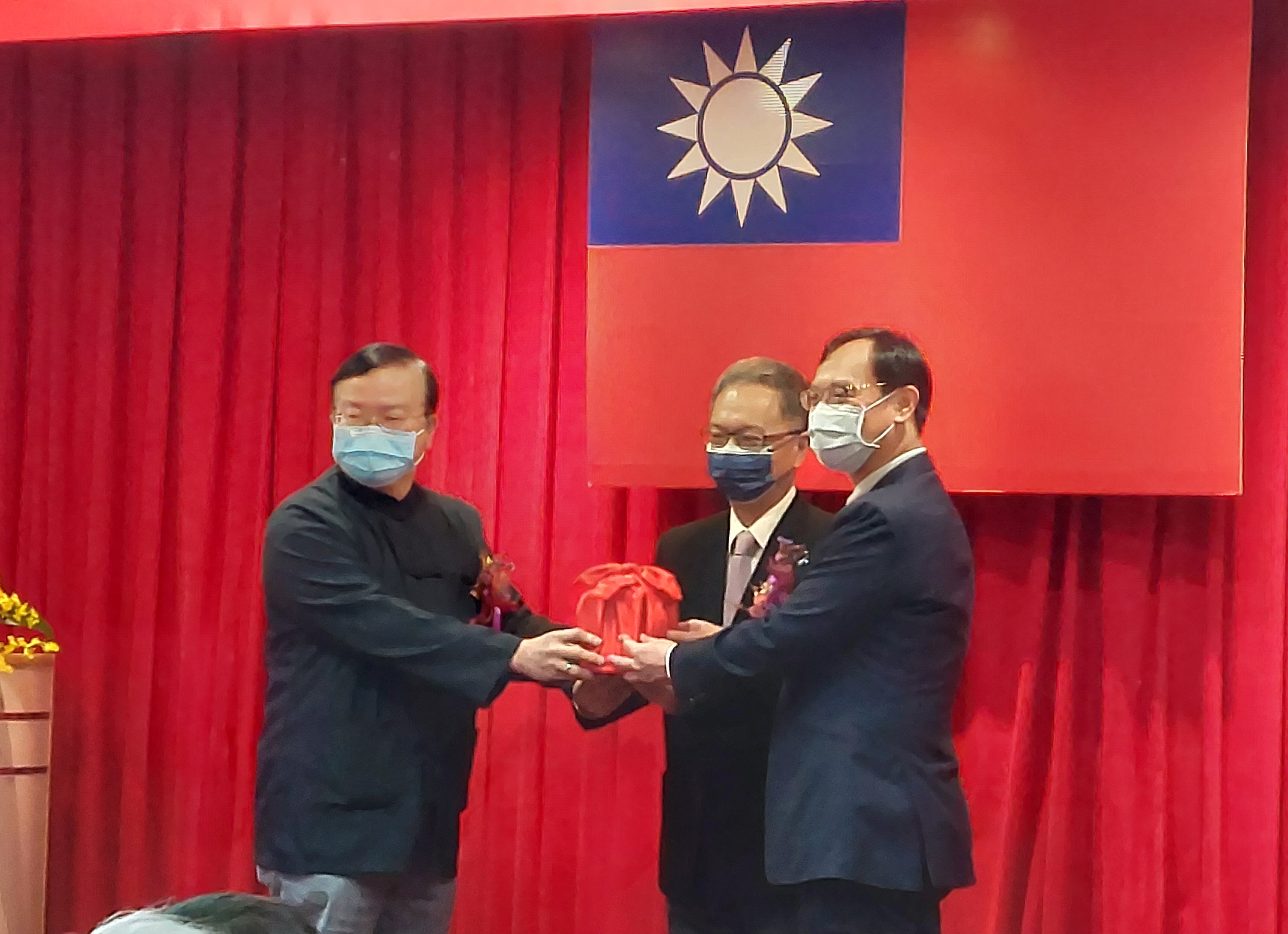薛瑞元(中)表示，健保部分負擔新制待經濟復甦再實施。(劉品希 攝)