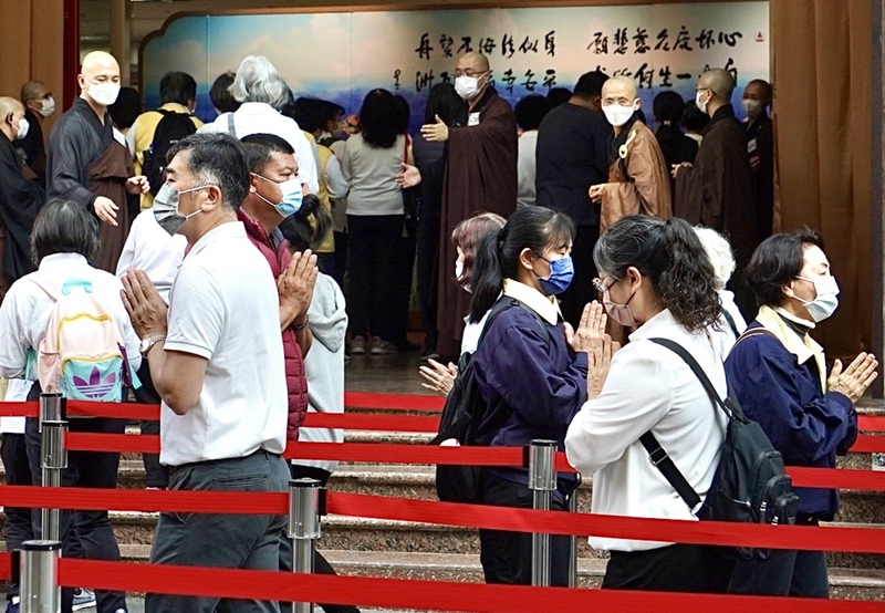 中共12名黨政官員擬赴台弔唁星雲大師，近日引起各方關注與討論。圖為佛光山追思會場。(圖：中央社)