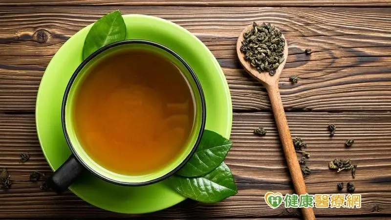營養師提醒，有的民眾會有「代償效應」，覺得自己已經喝無糖茶有助於減肥，可以「心安理得」吃下更多零食，最終反而導致攝取更多的熱量，而引起肥胖。(圖：健康醫療網 提供)