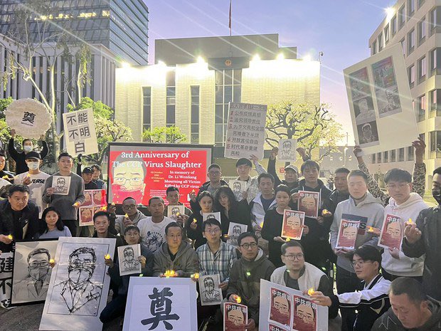 海外中國人全球串聯悼念李文亮逝世三周年，洛杉磯中國領事館前聚集50多人前往悼念，但也發生遭不明華人男子襲擊插曲。(Twitter@lensbar)