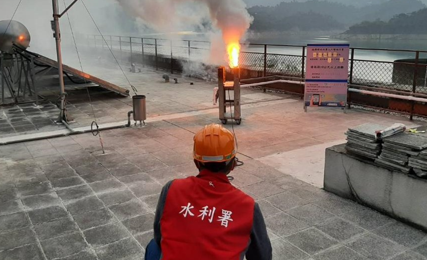 水利署地面增雨作業小組6日上午在曾文水庫壩頂，與旗山溪上游甲仙攔河堰、旗山工作站進行焰劑燃放，盼改善水情。(翻攝南區水資局粉專)