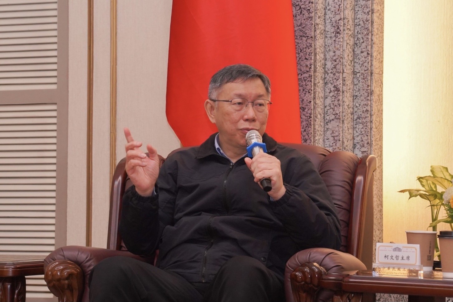 民眾黨主席柯文哲6日拜會立法院長游錫堃，他受訪時悼念星雲法師，並稱讚佛光山已經超越星雲個人。(民眾黨提供)