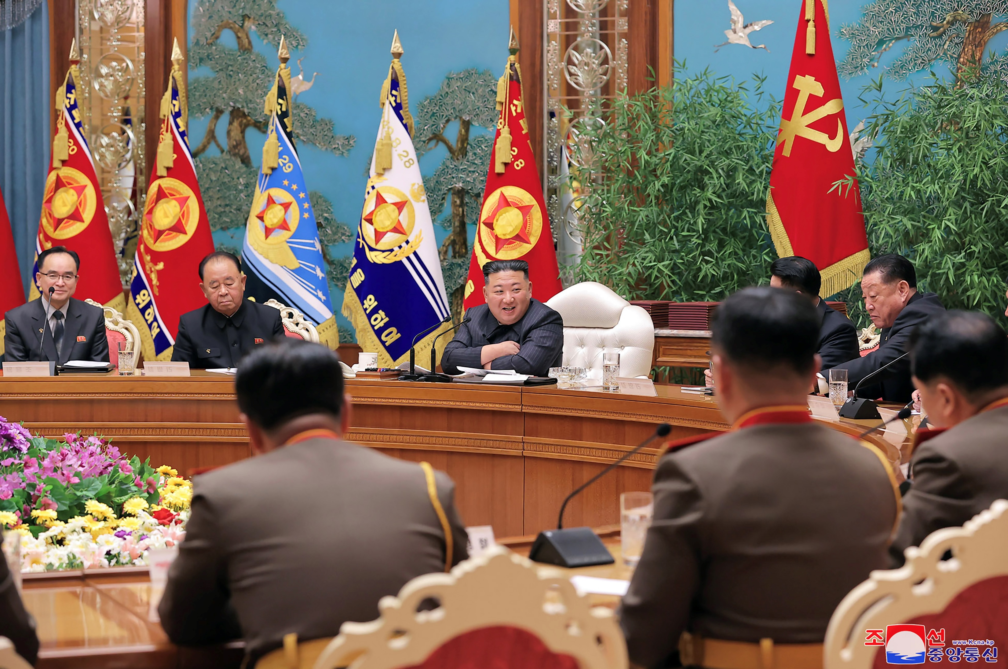 朝中社報導，北韓領導人金正恩6日主持北韓勞動黨中央軍事委員會的會議。 (AFP)