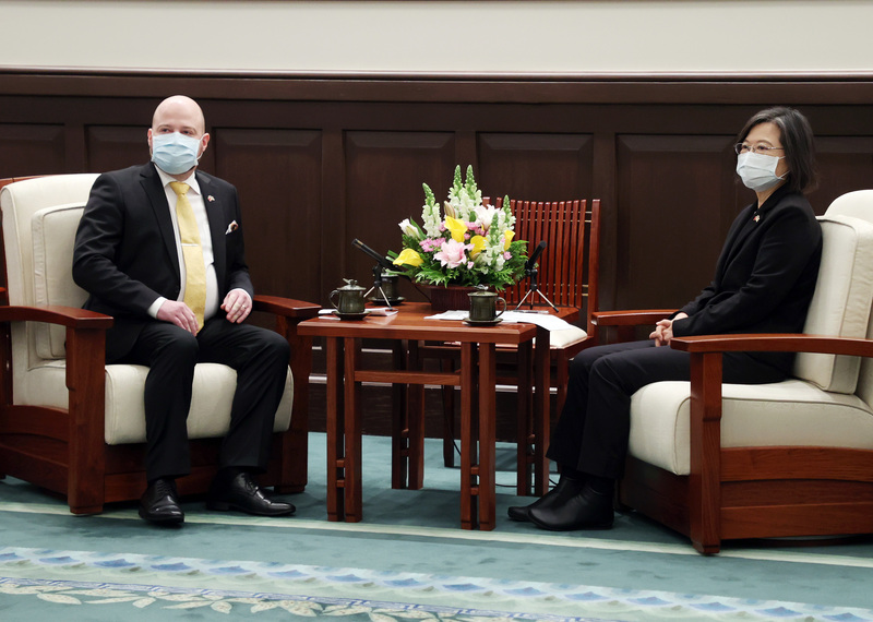 總統蔡英文（右）7日在總統府接見芬蘭國會友台小組成員時表示，面對威權主義擴張，國際民主陣線盟友必須更加團結合作，共同守護區域繁榮、供應鏈安全，以及民主自由的價值；期待台灣與芬蘭進一步深化交流分享經驗，一起強化民主韌性。左為友台小組主席凱爾納（Mikko Karna）。中央社記者鄭傑文攝  112年2月7日 (圖：中央社)